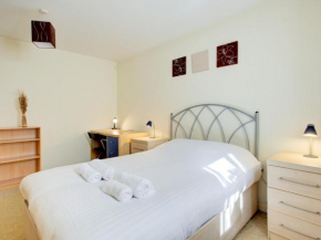 Pass the Keys Spacious apartment for 2 free parking